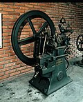 Viertakt-Stationärmotor von 1888, stehende Bauweise, Technisches Museum Prag