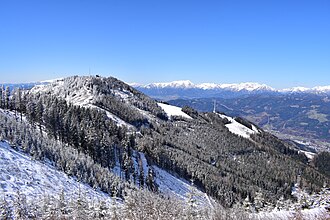 Blick vom Roßeck nach Westen auf Mugelgipfel mit Schutzhaus und Sender