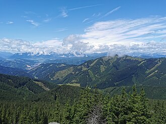 Die Mugel von Südosten, am Ende des langgestreckten Rückens der Leobner Stadtteil Leitendorf.