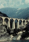 Normalspurige Eisenbahnbrücke an der Mündung der Diva Grabovica in die Neretva. Unten ist die alte Schmalspurbrücke zu erkennen.