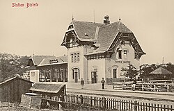 Die Station Bistrik bei Sarajevo. Das Gebäude und die Bahnstrecke waren im jugoslawischen Kultfilm Valter brani Sarajevo eine der Hauptkulissen.