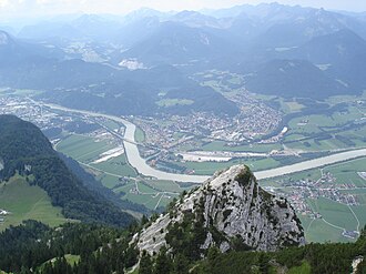 Blick vom Petersköpfl über die Naunspitze, tief unten Kiefersfelden im Inntal