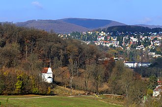 Nikolaiberg (links vorne) von Südosten mit der Nikolaikapelle, Mitte hinten der Hochbruckenberg