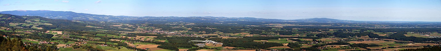 Panoramabild der Oststeiermark, aufgenommen vom Ringkogel – Der Blick reicht vom Hochwechsel (ganz links) über das Hartberger Land bis weit hinein in das Burgenland und nach Ungarn