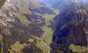 Luftaufnahme vom oberen Lechtal(im Bildvordergrund Steeg, dann Hägerau, Holzgau)