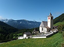Pfarrkirche St. Nikolaus mit Kapelle und Friedhof in Oberwielenbach