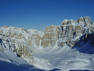 Cima Scotoni mit ihrer Südwestwand (Bildmitte), rechts die Mittlere Fanisspitze