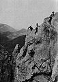 Seilschaft auf der Formation Hahnenkamm des Peilsteins (um 1908)