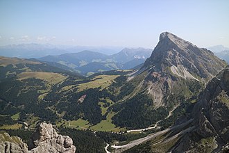 Würzjoch (etwas links der Bildmitte) mit Peitlerkofel