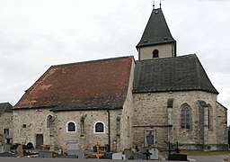 Kirche im Süden. Links Margarethenkapelle