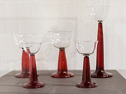 Aus der Trinkglasserie mit rubinroten Füßen, Ausstellung zum 150. Geburtstag von Behrens im Museum für Angewandte Kunst Köln (2018), gefertigt 1901 in der Rheinischen Glashütte Ehrenfeld