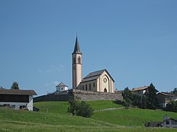 Pfarrkirche zum Heiligen Kreuz und St. Jakob und Helena mit Friedhofskapelle und Friedhof