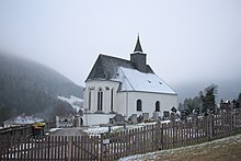 Die Kleinzeller Pfarrkirche an einem nebeligen Tag.