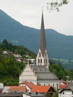 Pfarrkirche mit Giebelfassade und Turm