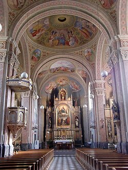Mittelschiff mit Blick zum Hochaltar