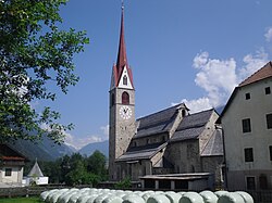 Pfarrkirche St. Johannes Evangelist mit Friedhofskapelle und Friedhof