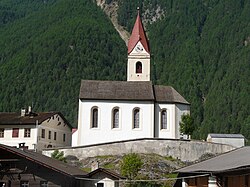 Pfarrkirche St. Katharina mit Friedhofskapelle und Friedhof