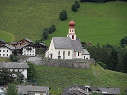 Pfarrkirche St. Martin mit Friedhofskapelle und Friedhof in Pfunders