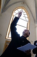 Harnoncourt führt durch die Kapelle