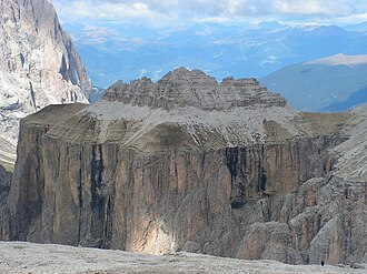 Gipfelaufbau von Osten, rechts die Scharte zum Piz Sëlva, im Hintergrund links der Langkofel und rechts die Raschötzer Alm.