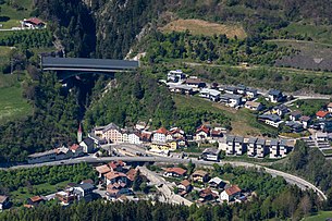Der Ortskern von Pians. Die Lattenbachbrücke im Hintergrund verbindet zwei kurze Tunnels der Arlberg Schnellstraße.