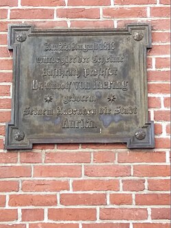 Am Geburtshaus Jherings in Aurich