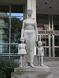 Stehende Frau mit zwei Kindern