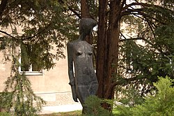 Metallplastik „Stehendes Mädchen“