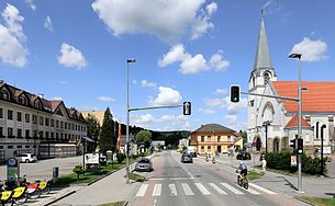 Ortszentrum mit Rathaus und Pfarrkirche