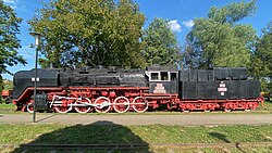 Seitenansicht der rumänischen Dampflokomotive CFR 150.038 im Freilichtmuseum Resita