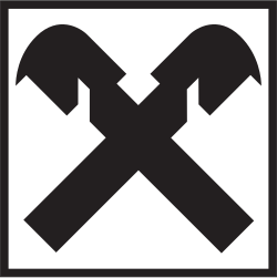 Logo der Raiffeisen Bankengruppe Österreich: Das Giebelkreuz, zwei stilisierte Pferdeköpfe, ist ursprünglich ein Symbol für ein behütetes Haus und wurde früher am Dachgiebel zum Schutz der Bewohner vor allen Gefahren angebracht.