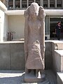 Statue von Ramses II. vor dem Eingang des Museumsgebäudes