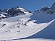 Rauher Kopf (links der Mitte) von Westen beim Aufstieg über den Rauherkopf-Gletscher in die Rauherkopfscharte (rechts der Mitte)