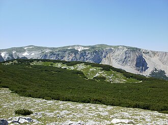 Dreimarkstein (links) und Scheibwaldhöhe (rechts) mit den Lechnermauern von Osten