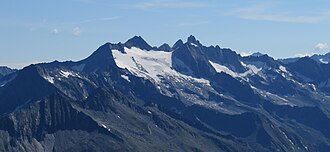 Reichenspitzgruppe aus Westen (von links nach rechts): Schneekarspitze, Wildgerlosspitze, Hahnenkamm, Gabler, Kuchelmooskopf, Reichenspitze, Zillerspitze, Richterspitze, davor links das Zillerkees, rechts das Kuchelmooskees