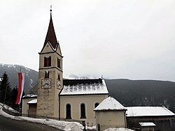 Pfarrkirche St. Martin mit Friedhofskapelle und Friedhof in Reinswald