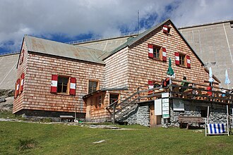 Die Reißeckhütte unterhalb der Staumauer des Großen Mühldorfer Sees