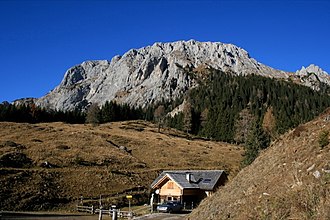 Reißkofel von Süden mit der Gregorihütte (einer Jagdhütte auf 1492 m)