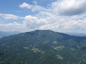 Das Rennfeld vom südlich gelegenen Hochlantsch (1720 m) gesehen