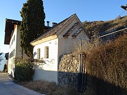 Kleinstein mit Kapelle in Signat