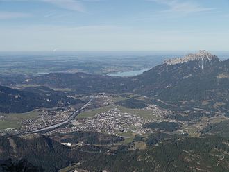 Blick vom Thaneller (2341 m) Richtung NordwestenIn der Bildmitte Reutte, links davon der Lech. Durch einen Höhenzug von Reutte getrennt mittig der Forggensee, rechts davon der Säuling (2048 m), links der Weißensee