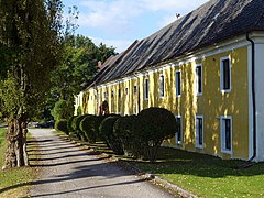 Frontseite im Westen. Ehemals Wirtschaftsgebäude