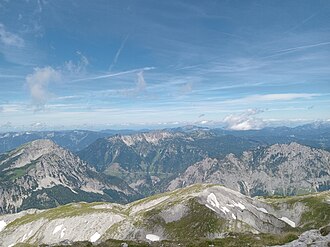Blick vom Hochwart nach Norden. Links die noch zur Hochschwabgruppe gehörende Riegerin, angrenzend in der Bildmitte der Kräuterin-Stock mit dem Hochstadl, zwischen diesen Beiden verläuft das Salzatal. Rechts die Türnach.