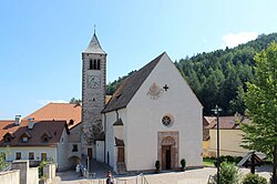 Pfarrkirche Maria Himmelfahrt mit Friedhofskapelle und Friedhof in Lengmoos