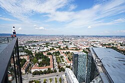 Ein Rooftopper steht an der Dachkante des höheren Twin Towers.
