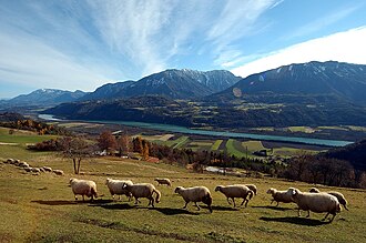 Petzen (links), Obir (Mitte), Schwarzer Gupf (rechts, 1688 m) von der Sattnitz über das Rosental