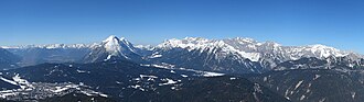 Blick vom Seefelder Joch auf Lechtaler Alpen, Mieminger Gebirge und Wettersteinmassiv
