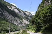 Strecke bei den Salzachöfen, im Hintergrund Ostabfälle des Hagengebirges