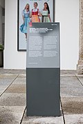 Tafel mit Erläuterungen zum Mahnmal