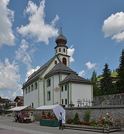 Pfarrkirche St. Kassian mit Friedhof und Kapelle